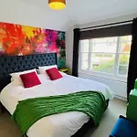 Entire Stylish Colourful Two Bed Flat In Clifton